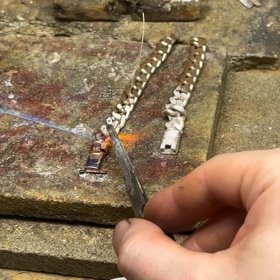 Soldering a bracelet by hand